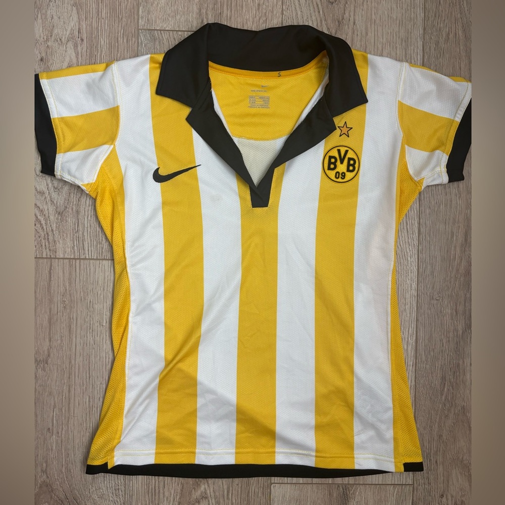 ❌ Nike Yellow and Black Striped Jersey